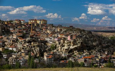 Kapadokya, Türkiye 'nin orta kesiminde yarı çöl bir bölgedir. Peri bacalarıyla ünlüdür - uzun koni şekilli kaya oluşumları, özellikle Pasabag Keşiş Vadisi ve Goreme Vadisi 'nde sayıları çok fazladır..