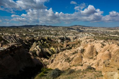 Kapadokya, Türkiye 'nin orta kesiminde yarı çöl bir bölgedir. Peri bacalarıyla ünlüdür - uzun koni şekilli kaya oluşumları, özellikle Pasabag Keşiş Vadisi ve Goreme Vadisi 'nde sayıları çok fazladır..