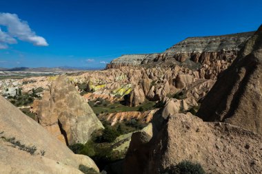 Kapadokya, Türkiye 'nin orta kesiminde yarı çöl bir bölgedir. Peri bacalarıyla ünlüdür - uzun koni şekilli kaya oluşumları, özellikle Pasabag Keşiş Vadisi ve Goreme Vadisi 'nde sayıları çok fazladır..