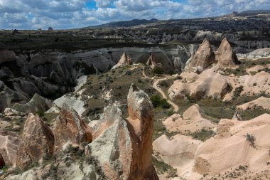 Kapadokya, Türkiye 'nin orta kesiminde yarı çöl bir bölgedir. Peri bacalarıyla ünlüdür - uzun koni şekilli kaya oluşumları, özellikle Pasabag Keşiş Vadisi ve Goreme Vadisi 'nde sayıları çok fazladır..