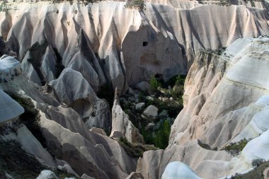 Kapadokya, Türkiye 'nin orta kesiminde yarı çöl bir bölgedir. Peri bacalarıyla ünlüdür - uzun koni şekilli kaya oluşumları, özellikle Pasabag Keşiş Vadisi ve Goreme Vadisi 'nde sayıları çok fazladır..