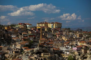 Kapadokya, Türkiye 'nin orta kesiminde yarı çöl bir bölgedir. Peri bacalarıyla ünlüdür - uzun koni şekilli kaya oluşumları, özellikle Pasabag Keşiş Vadisi ve Goreme Vadisi 'nde sayıları çok fazladır..