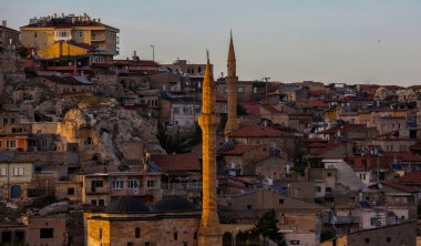 Kapadokya, Türkiye 'nin orta kesiminde yarı çöl bir bölgedir. Peri bacalarıyla ünlüdür - uzun koni şekilli kaya oluşumları, özellikle Pasabag Keşiş Vadisi ve Goreme Vadisi 'nde sayıları çok fazladır..
