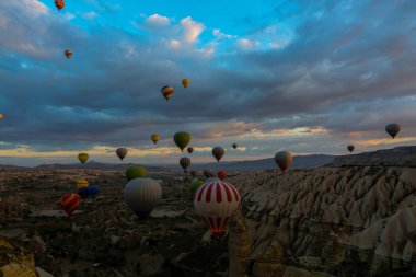 Kapadokya, Türkiye 'nin orta kesiminde yarı çöl bir bölgedir. Peri bacalarıyla ünlüdür - uzun koni şekilli kaya oluşumları, özellikle Pasabag Keşiş Vadisi ve Goreme Vadisi 'nde sayıları çok fazladır..