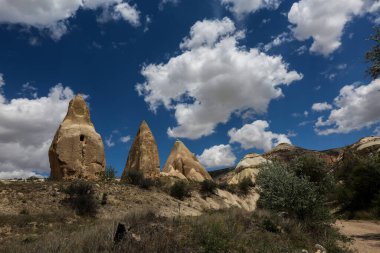 Kapadokya, Türkiye 'nin orta kesiminde yarı çöl bir bölgedir. Peri bacalarıyla ünlüdür - uzun koni şekilli kaya oluşumları, özellikle Pasabag Keşiş Vadisi ve Goreme Vadisi 'nde sayıları çok fazladır..