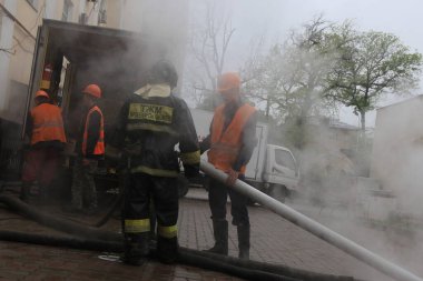 İşçiler Kazakistan 'ın Almatı kentindeki bir ısıtma sistemini onarıyor. 20 Nisan. 2016.