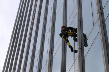 Dünyaca ünlü ekstrem sporcu Alain Robert Örümcek Adam, tek başına kaya tırmanışçısı ve tüm dünyadaki gökdelenlerin fatihi Kazakistan 'daki Almaty' nin en yüksek binasını fethediyor. 22. Nisan. 2016.