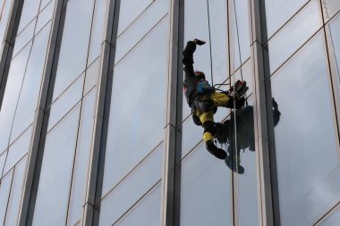 Dünyaca ünlü ekstrem sporcu Alain Robert Örümcek Adam, tek başına kaya tırmanışçısı ve tüm dünyadaki gökdelenlerin fatihi Kazakistan 'daki Almaty' nin en yüksek binasını fethediyor. 22. Nisan. 2016.