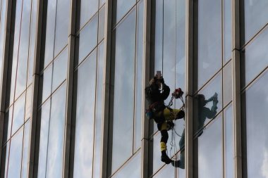 Dünyaca ünlü ekstrem sporcu Alain Robert Örümcek Adam, tek başına kaya tırmanışçısı ve tüm dünyadaki gökdelenlerin fatihi Kazakistan 'daki Almaty' nin en yüksek binasını fethediyor. 22. Nisan. 2016.