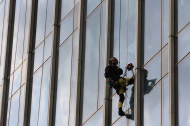 Dünyaca ünlü ekstrem sporcu Alain Robert Örümcek Adam, tek başına kaya tırmanışçısı ve tüm dünyadaki gökdelenlerin fatihi Kazakistan 'daki Almaty' nin en yüksek binasını fethediyor. 22. Nisan. 2016.