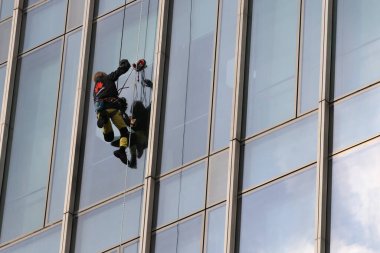 Dünyaca ünlü ekstrem sporcu Alain Robert Örümcek Adam, tek başına kaya tırmanışçısı ve tüm dünyadaki gökdelenlerin fatihi Kazakistan 'daki Almaty' nin en yüksek binasını fethediyor. 22. Nisan. 2016.