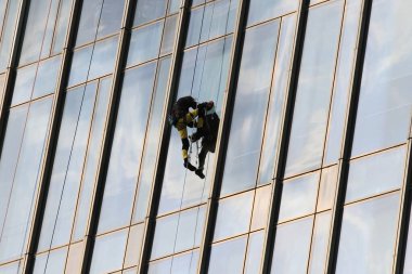 Dünyaca ünlü ekstrem sporcu Alain Robert Örümcek Adam, tek başına kaya tırmanışçısı ve tüm dünyadaki gökdelenlerin fatihi Kazakistan 'daki Almaty' nin en yüksek binasını fethediyor. 22. Nisan. 2016.