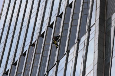 Dünyaca ünlü ekstrem sporcu Alain Robert Örümcek Adam, tek başına kaya tırmanışçısı ve tüm dünyadaki gökdelenlerin fatihi Kazakistan 'daki Almaty' nin en yüksek binasını fethediyor. 22. Nisan. 2016.