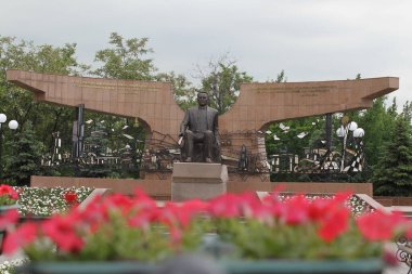 Kazakistan 'ın ilk cumhurbaşkanının anıtı Nursultan Nazarbayev, Almaty' de..