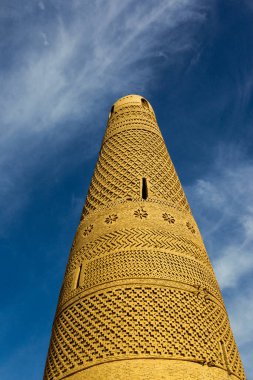 Emin Minaresi ya da Emin Kulesi, Çin 'de Türfan, Xinjiang' da bulunan bir Uyguru camisinin önünde duruyor..