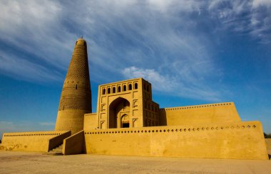 Emin Minaresi ya da Emin Kulesi, Çin 'de Türfan, Xinjiang' da bulunan bir Uyguru camisinin önünde duruyor..