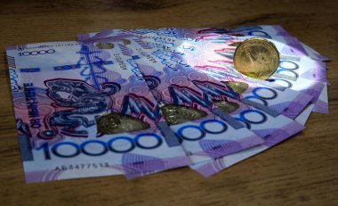 Dolar on sentlik banknotlarda yatıyor.