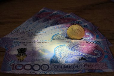 Dolar on sentlik banknotlarda yatıyor.