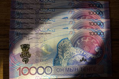 10,000 tenge 'lik parçalar masanın üzerinde duruyor.