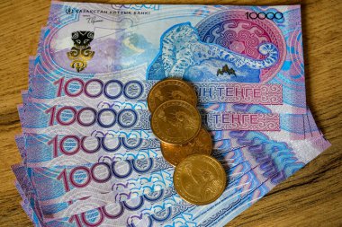 Dolar on sentlik banknotlarda yatıyor.