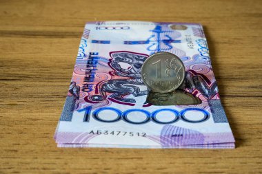 Ruble 10.000 tenge banknotta yatıyor..