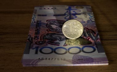 Ruble 10.000 tenge banknotta yatıyor..