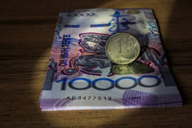 Ruble 10.000 tenge banknotta yatıyor..