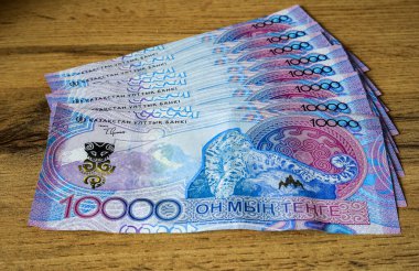10,000 tenge 'lik parçalar masanın üzerinde duruyor.