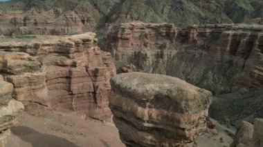  Charyn Kanyonu, Kazakistan 'da Charyn Nehri üzerinde yer alan bir kanyondur. Almaty 'nin yaklaşık 200 km doğusunda, Kazak-Çin sınırına yakındır..