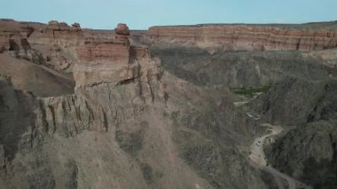  Charyn Kanyonu, Kazakistan 'da Charyn Nehri üzerinde yer alan bir kanyondur. Almaty 'nin yaklaşık 200 km doğusunda, Kazak-Çin sınırına yakındır..