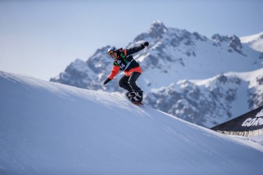 Kazakistan, Almaty 'deki yüksek dağ beldesi Chimbulak' ta kayakla atlama yarışmasında amatör kayak ve snowboard yarışması. 03.11.2007