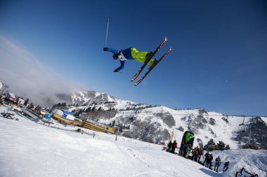 Kazakistan, Almaty 'deki yüksek dağ beldesi Chimbulak' ta kayakla atlama yarışmasında amatör kayak ve snowboard yarışması. 03.11.2007