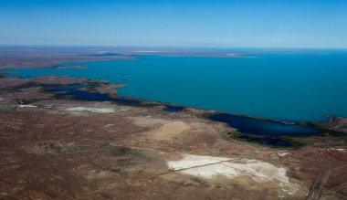 Balkhash Gölü, Kazakistan 'ın güneydoğusunda, Asya' nın en büyük göllerinden biri ve dünyanın en büyük 15. gölüdür..