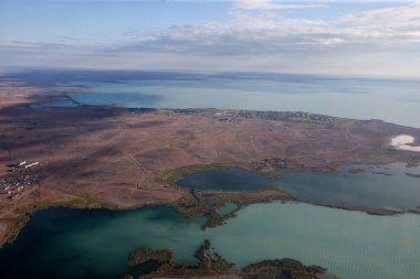 Balkhash Gölü, Kazakistan 'ın güneydoğusunda, Asya' nın en büyük göllerinden biri ve dünyanın en büyük 15. gölüdür..