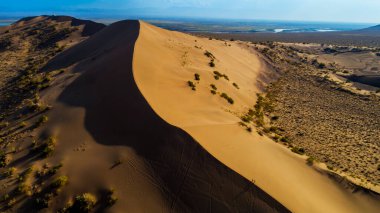 Şarkı söyleyen kum tepesi, Altyn-Emel Milli Parkı 'nda bulunan küçük bir kum tepesidir..