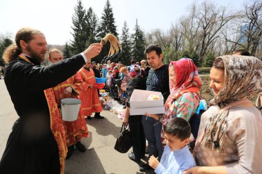 Kazakistan, Almaty 'deki Vonesensky Katedrali yakınlarındaki parkta Paskalya. 04.12.2015
