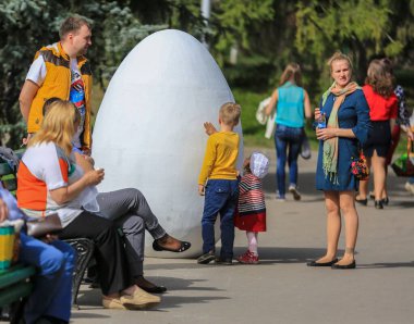 Kazakistan, Almaty 'deki Vonesensky Katedrali yakınlarındaki parkta Paskalya. 04.12.2015