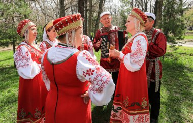 Kazakistan, Almaty 'deki Vonesensky Katedrali yakınlarındaki parkta Paskalya. 04.12.2015