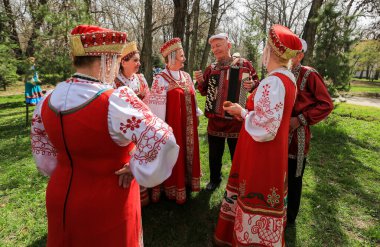 Kazakistan, Almaty 'deki Vonesensky Katedrali yakınlarındaki parkta Paskalya. 04.12.2015