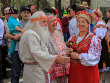 Kazakistan, Almaty 'deki Vonesensky Katedrali yakınlarındaki parkta Paskalya. 04.12.2015