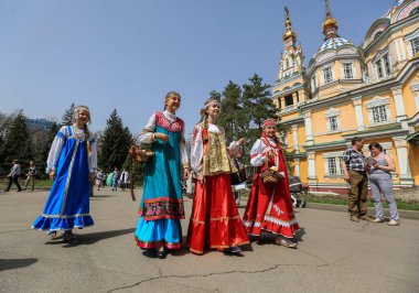 Kazakistan, Almaty 'deki Vonesensky Katedrali yakınlarındaki parkta Paskalya. 04.12.2015