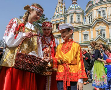 Kazakistan, Almaty 'deki Vonesensky Katedrali yakınlarındaki parkta Paskalya. 04.12.2015