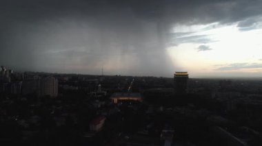 Almaty, Kazakistan 'ın en büyük metropolü Trans-Ili Alatau dağlarının eteklerinde kurulmuştur..