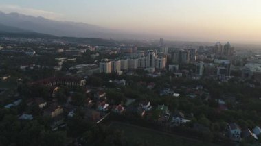 Almaty, Kazakistan 'ın en büyük metropolü Trans-Ili Alatau dağlarının eteklerinde kurulmuştur..