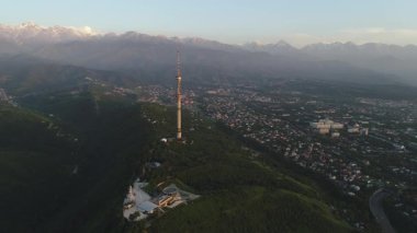 Almaty, Kazakistan 'ın en büyük metropolü Trans-Ili Alatau dağlarının eteklerinde kurulmuştur..