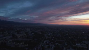 Almaty, Kazakistan 'ın en büyük metropolü Trans-Ili Alatau dağlarının eteklerinde kurulmuştur..