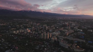 Almaty, Kazakistan 'ın en büyük metropolü Trans-Ili Alatau dağlarının eteklerinde kurulmuştur..