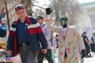 Ulusal giysili robotlar Kazakistan 'daki Nauryz tatili onuruna Almatı sokaklarında yürüyorlar. 21.03.2025
