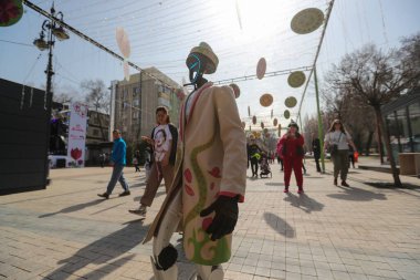 Ulusal giysili robotlar Kazakistan 'daki Nauryz tatili onuruna Almatı sokaklarında yürüyorlar. 21.03.2025