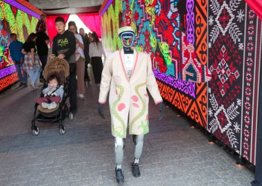 Ulusal giysili robotlar Kazakistan 'daki Nauryz tatili onuruna Almatı sokaklarında yürüyorlar. 21.03.2025